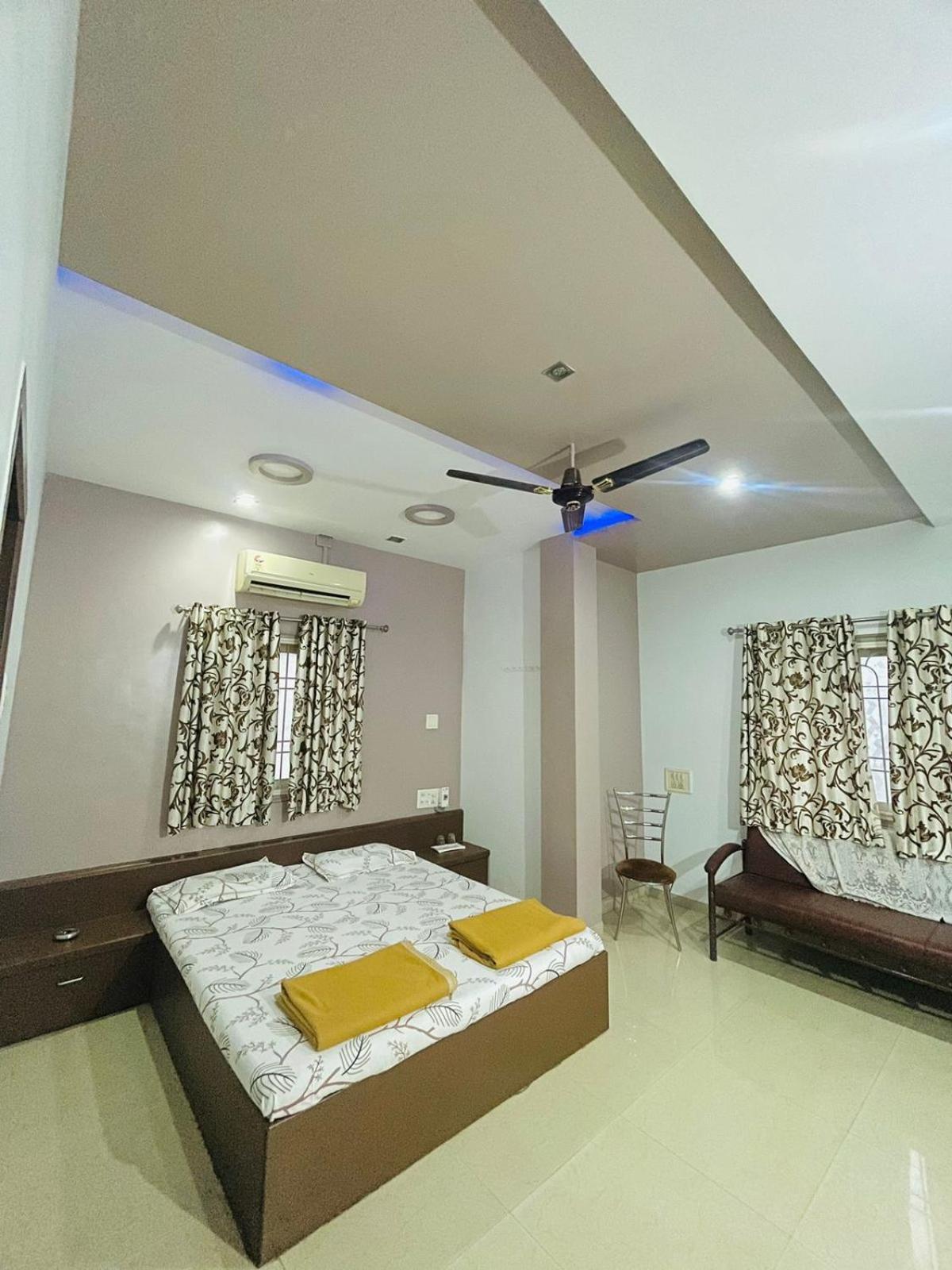 Hotel Rajdhani And Guest House Gujarat - Best Family Hotel In Halol Near Pavagadh And Halol Gidc Buitenkant foto