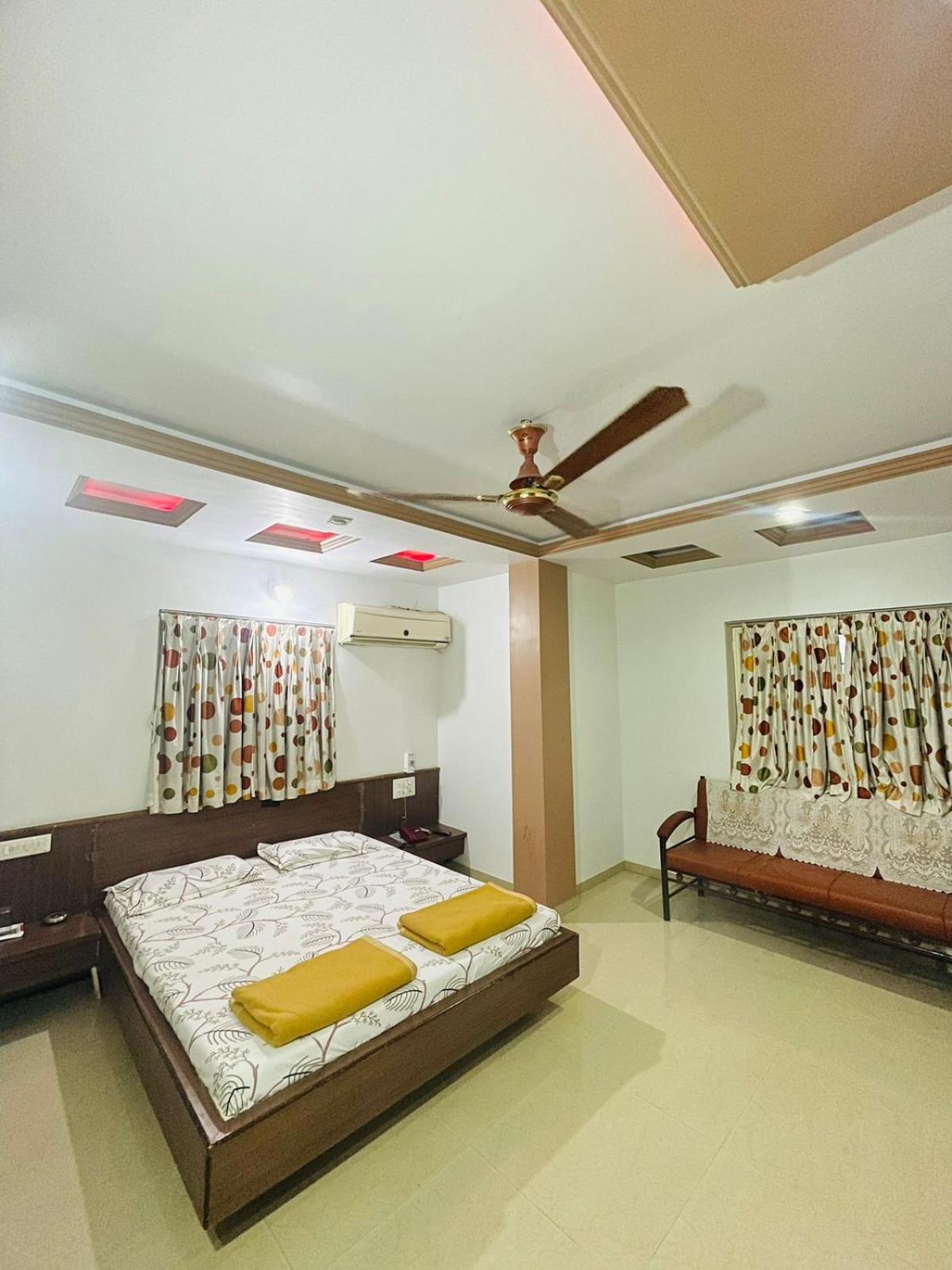 Hotel Rajdhani And Guest House Gujarat - Best Family Hotel In Halol Near Pavagadh And Halol Gidc Buitenkant foto