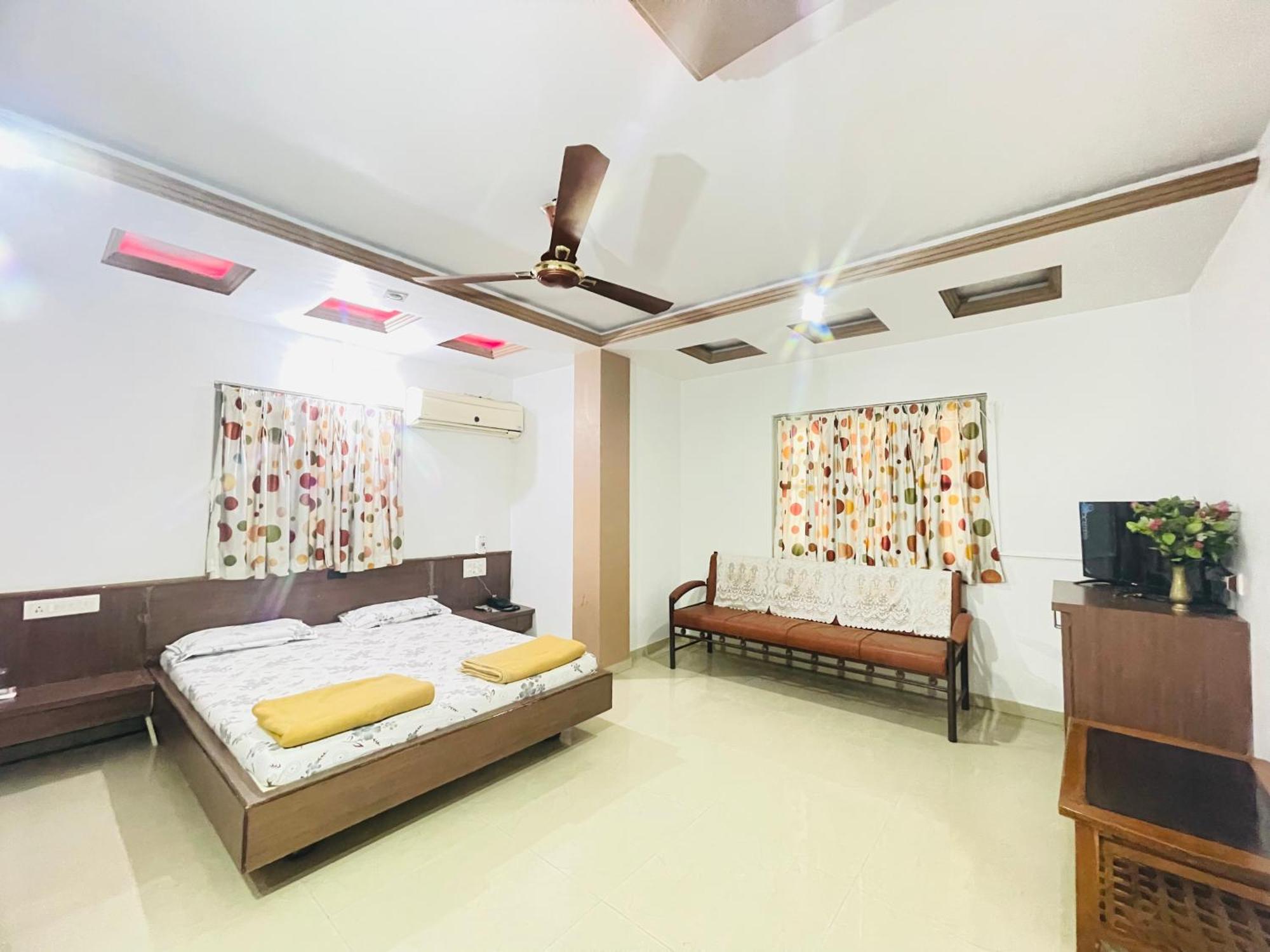 Hotel Rajdhani And Guest House Gujarat - Best Family Hotel In Halol Near Pavagadh And Halol Gidc Buitenkant foto