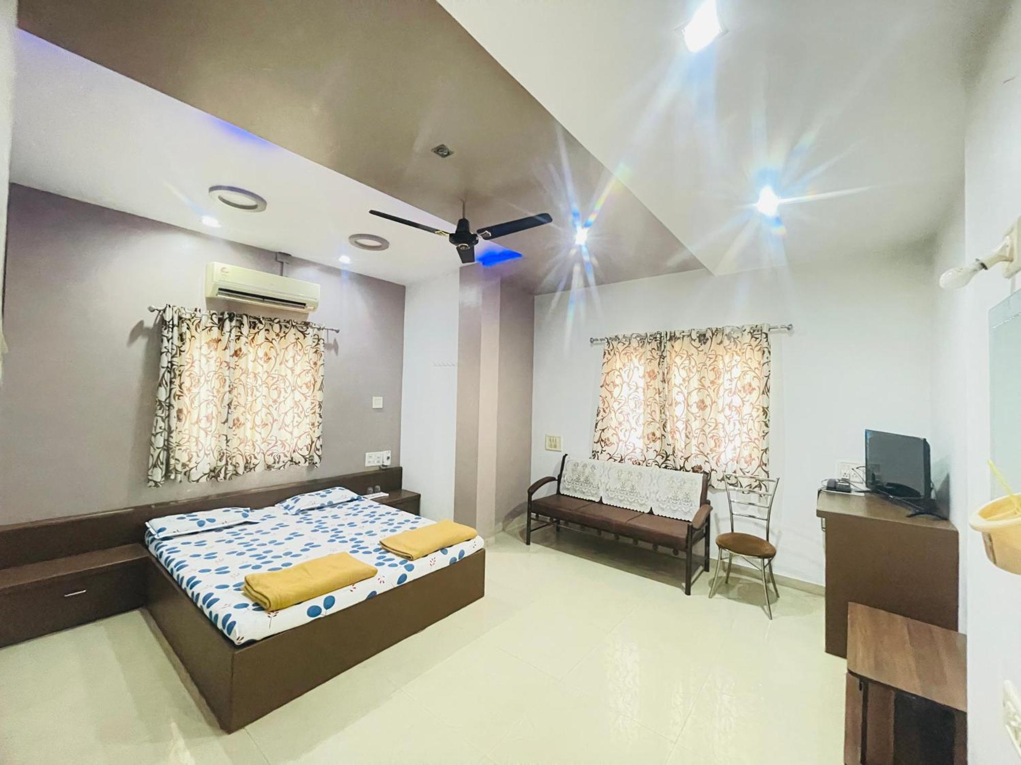 Hotel Rajdhani And Guest House Gujarat - Best Family Hotel In Halol Near Pavagadh And Halol Gidc Buitenkant foto