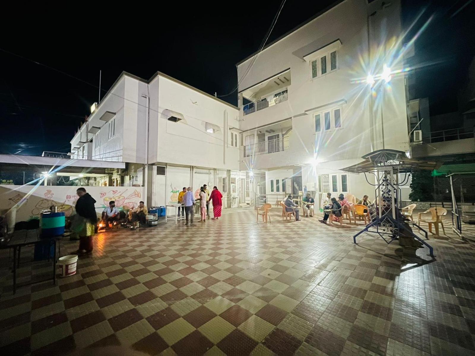 Hotel Rajdhani And Guest House Gujarat - Best Family Hotel In Halol Near Pavagadh And Halol Gidc Buitenkant foto